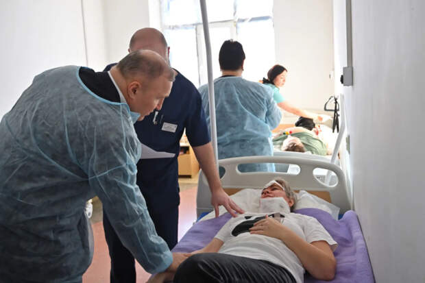 Глава Адыгеи посетил в больнице пострадавших в результате атаки БПЛА