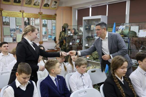 Алексей Эрк вручил школьникам письма с ответами от бойцов СВО