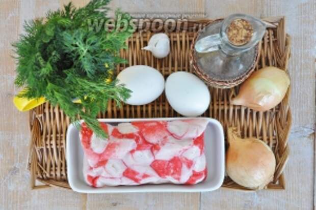 Для омлета потребуется крабовое мясо, яйца, молоко, лук, масло растительное, немного укропа, лист салата для подачи, лук и чеснок.