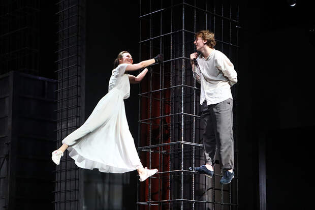 Ромео надевает шапку-ушанку...