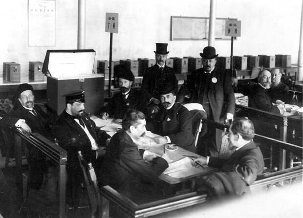 21 марта 1906. Подсчет голосов в актовом павильоне Московской части, где происходили выборы выборщиков в Первую Государственную думу