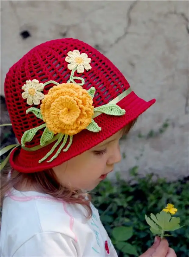 Шляпки девочкам крючком. Вязаная шляпка для девочки. Летняя шапочка для девочки. Красная шляпка-панамка для девочки. Вязаные панамки для девочек.