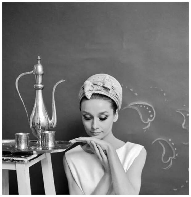 Audrey Hepburn Vogue, June 1964 Cecil Beaton.jpg