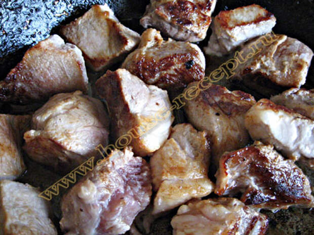 Обжариваем мясо для тушеной фасоли