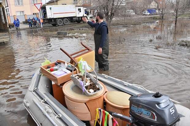 "Начнём с нуля, но точно не здесь": жители Оренбурга покидают затопленный город
