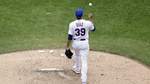 Edwin Diaz on the mound for the New York Mets.