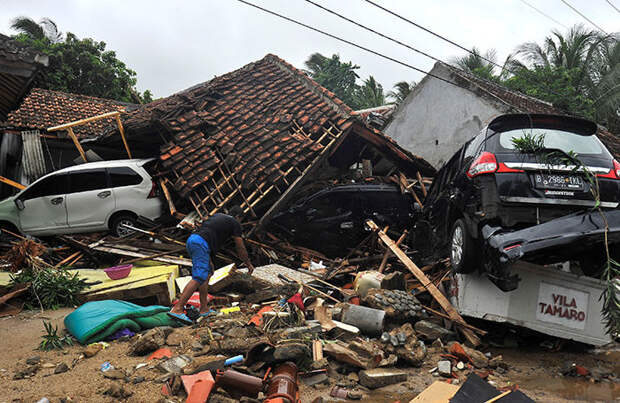 Цунами в Индонезии унесло жизни более 200 человек