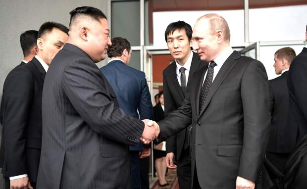Первые кадры из Пхеньяна: Путин и Ким Чен Ын обнялись при встрече