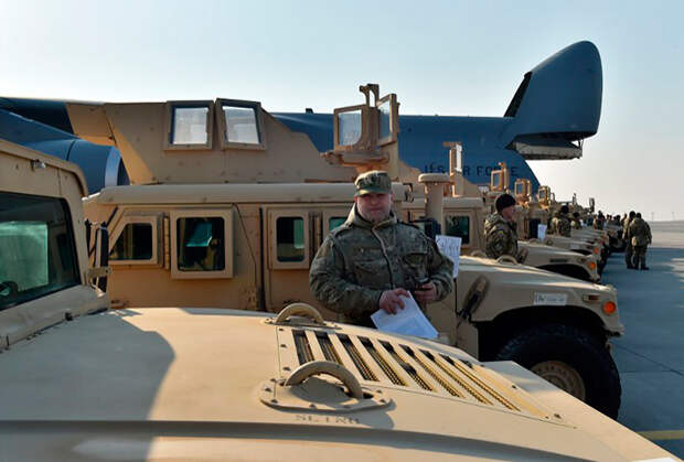 Украинский военный возле присланных из США армейских вездеходов Humvee. 25 марта 2015