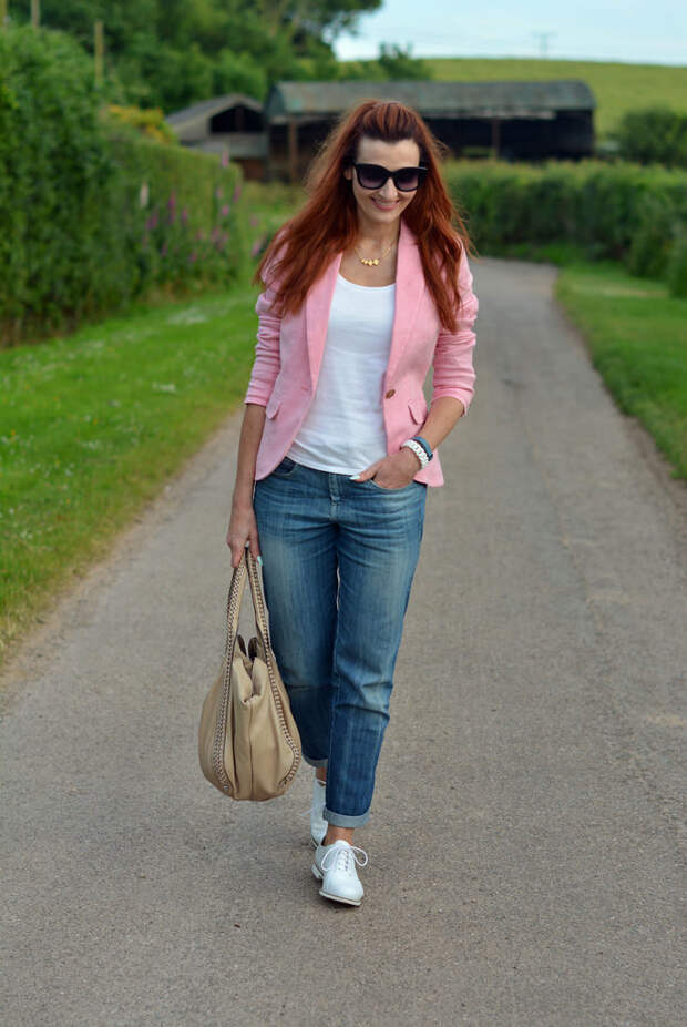 Summer style | Pink blazer, boyfriend jeans, white brogues