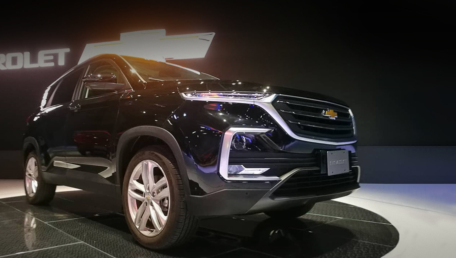 Chevrolet captiva. От исходного Баоцзюня новая Captiva отличается только структурой решётки и шильдиками, стало быть, размеры у них одинаковые. Длина, ширина, высота — 4655×1835×1760 мм, колёсная база — 2750. Близким по габаритам можно считать Nissan X-Trail.