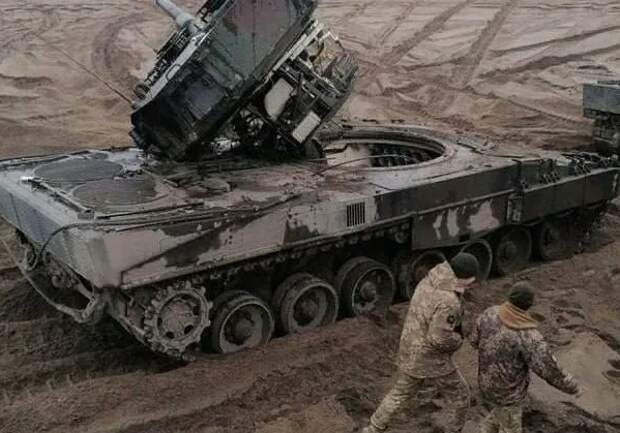 Снесённая башня у "Леопарда". Это, кстати, не наших рук дело)) А тех, кого учили немцы управлять танками