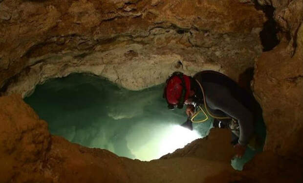 Ученые с камерой опустились в пещеру, изолированную от мира миллионы лет. Видео