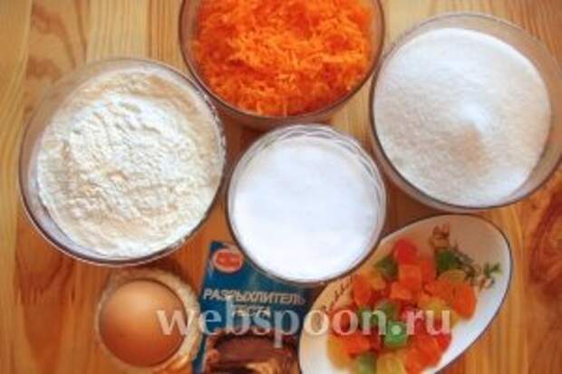 Для приготовления морковных пирожных нам понадобиться: мука, сахар, тёртая морковь, яйца и разрыхлитель. А также для крема готовые растительные сливки и цукаты для украшения.
