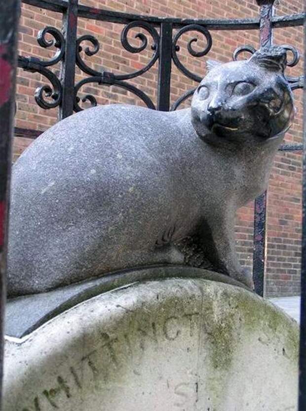Памятник кошке Дика Уиттингтона - героя известной английской сказки, Уиттингтонская больница, Лондон, Великобритания.