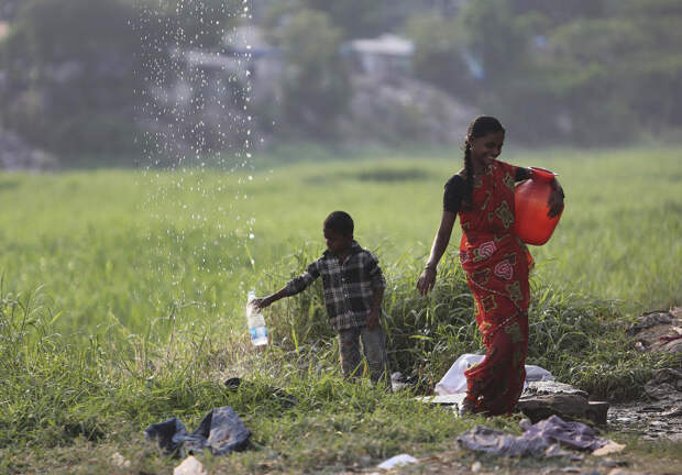Из какой-то трубы в Хайдарабаде, Индия течет какая-то вода