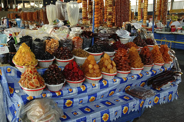 Сушеные фрукты на рынке в Ереване, Армения | Куда поехать недорого