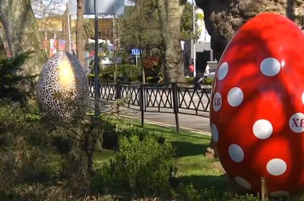 Улицы Сочи украсили к Пасхе