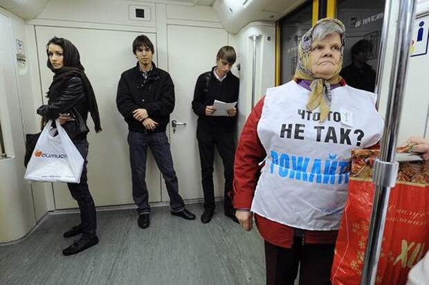 Флешмоб пенсионеров в московском метро
