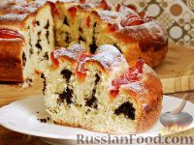 Фото к рецепту: Пирог с маком и сливами