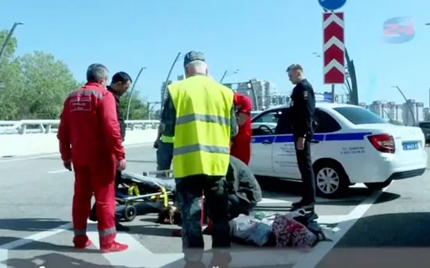 "Скорая" увезла полуобнаженную агрессивную женщину с дороги в центре Сочи