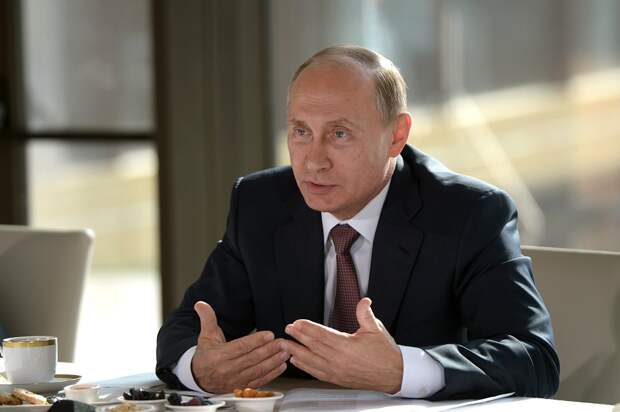 Путин на встрече с представителями национальных общественных объединений Крыма, 17.08.15.png Путин на встрече с представителями национальных общественных объединений Крыма, 17.08.15.png