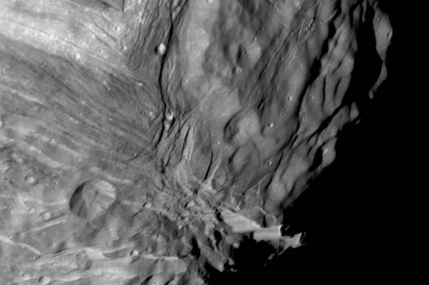 Скала высотой, которая находится на спутнике Урана