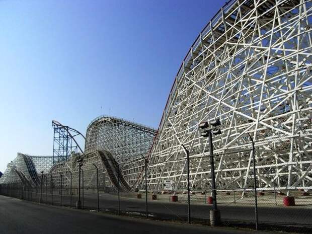 4-Six_Flags_Magic_Mountain_Colossus-610x458