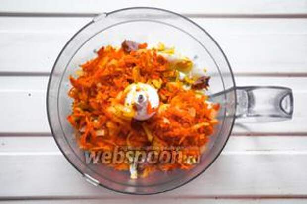 Туда же сложить чуть остывшие морковь с луком, посолить по вкусу.