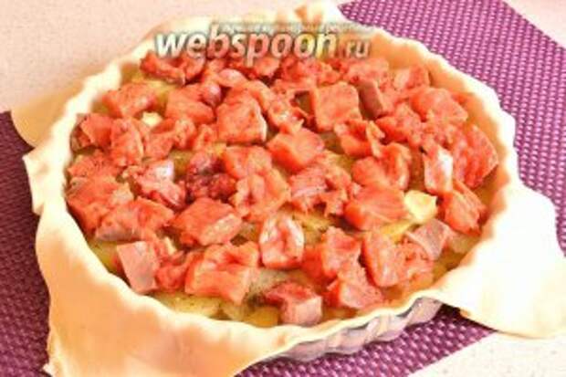 На картофель равномерно разложить все кусочки рыбы.