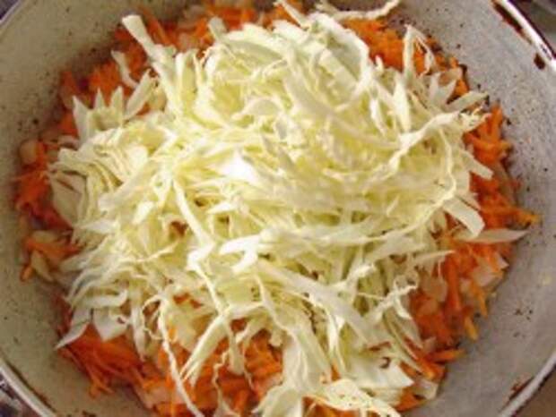 Обжариваем капусту с луком и морковью