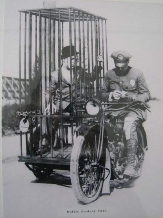 Полицейский на Харлее и мобильный карцер с заключённым (1921) Полицейский на Харлее и мобильный карцер с заключённым (1921) история, ретро, фото