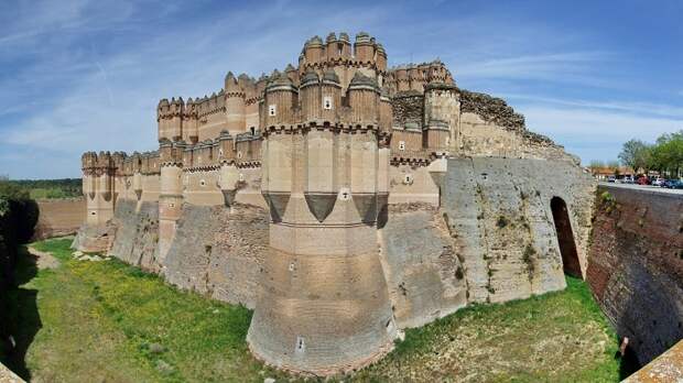 Кастильо-де-Кока - это замок, расположенный в провинции Сеговия, в центральной Испании. Замок, принадлежащий дому Альба, служит туристическим объектом с 1931 года.