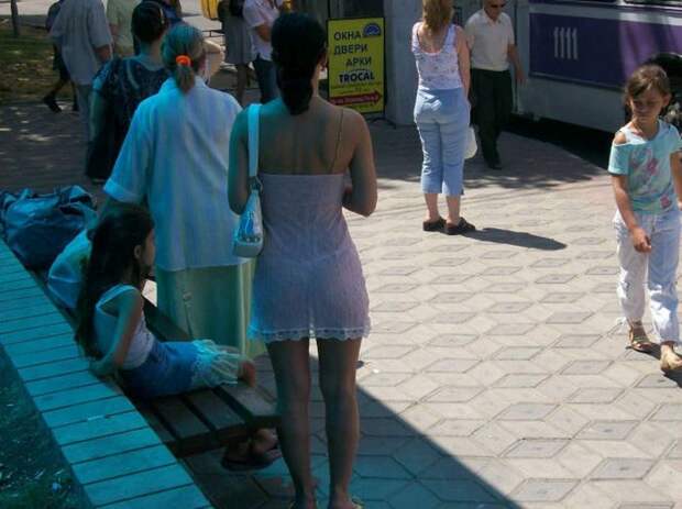 Привлекательные девушки на улицах города (49 фото)