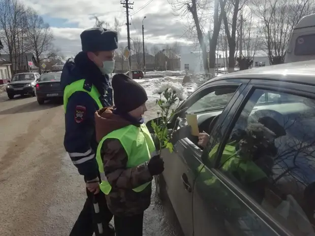 В Тверской области Госавтоинспекторы поздравляют автоледи с Международным женским днём