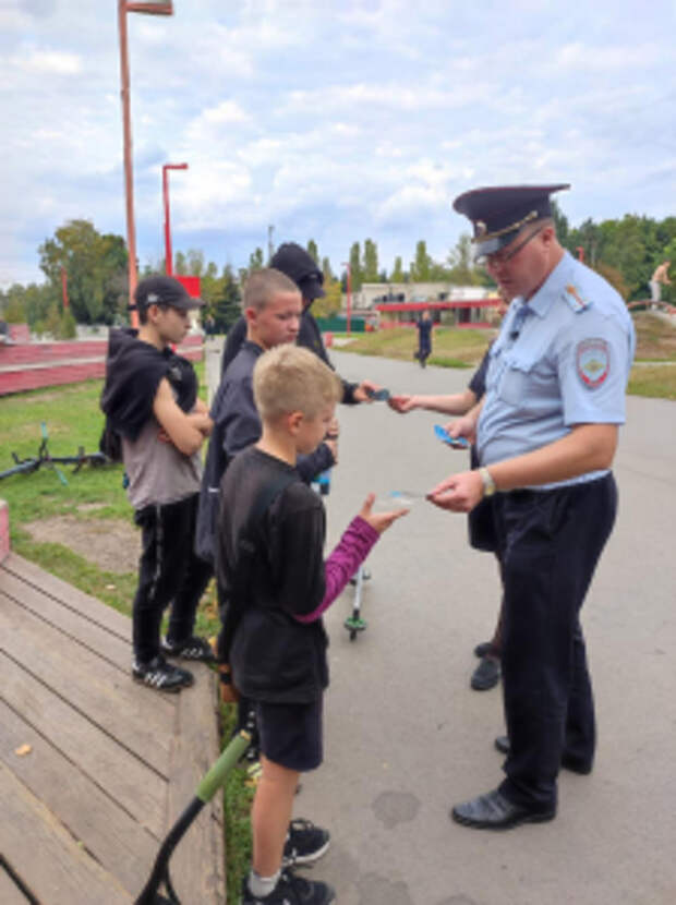 В Липецке в рамках Всероссийской недели безопасности сотрудники полиции разъясняют юным участникам дорожного движения правила пользования средствами индивидуальной мобильности