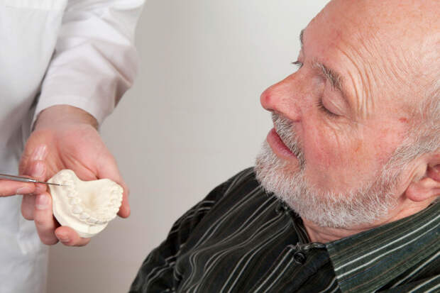 В Госдуме призвали обеспечить пенсионеров бесплатными зубными протезами