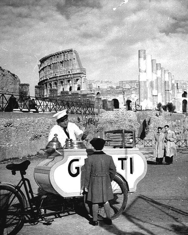 Ребенок покупает мороженое у продавца в Риме, недалеко от руин Колизея - 1940. Весь Мир в объективе, ретро, фотографии