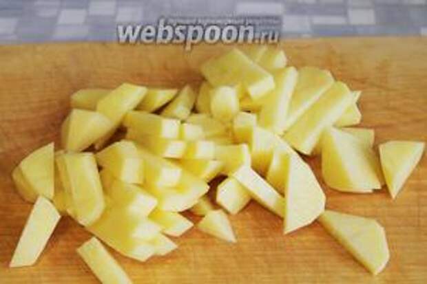 Нарезать брусочками картофель.