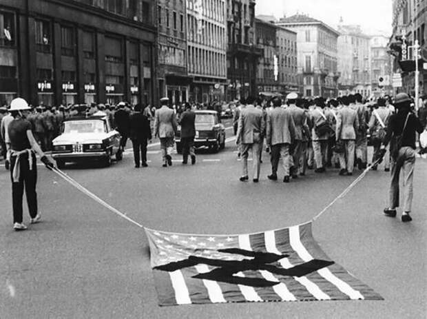 Демонстрация против войны во Вьетнаме в Риме; 1970-й год Демонстрация против войны во Вьетнаме в Риме; 1970-й год