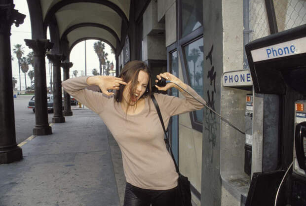 Анджелина Джоли (Angelina Jolie) в фотосессии Мишеля Буркара (Michel Bourquard) (1994), фото 39