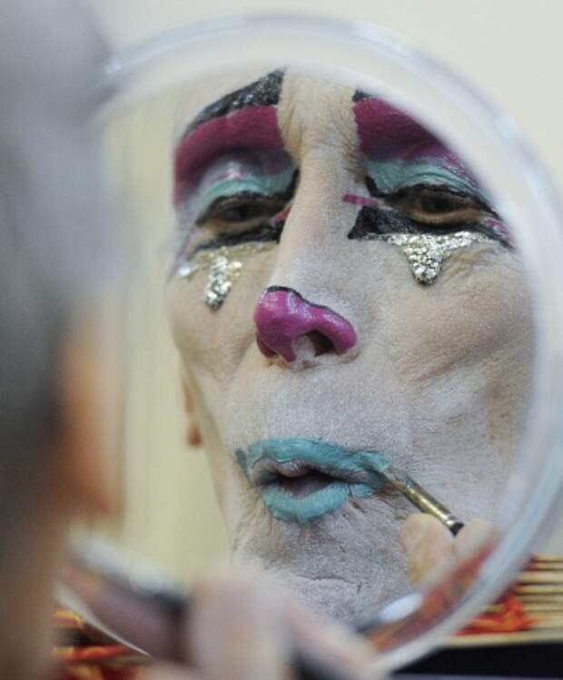 85-летний мим, хореограф Адам Дариус в гримерной перед показом пантомимы "Басе, или Дух, треплемый ветрами", представленной на сцене Камерного зала Новосибирской филармонии в рамках XI Рождественского фестиваля искусств, 7 декабря