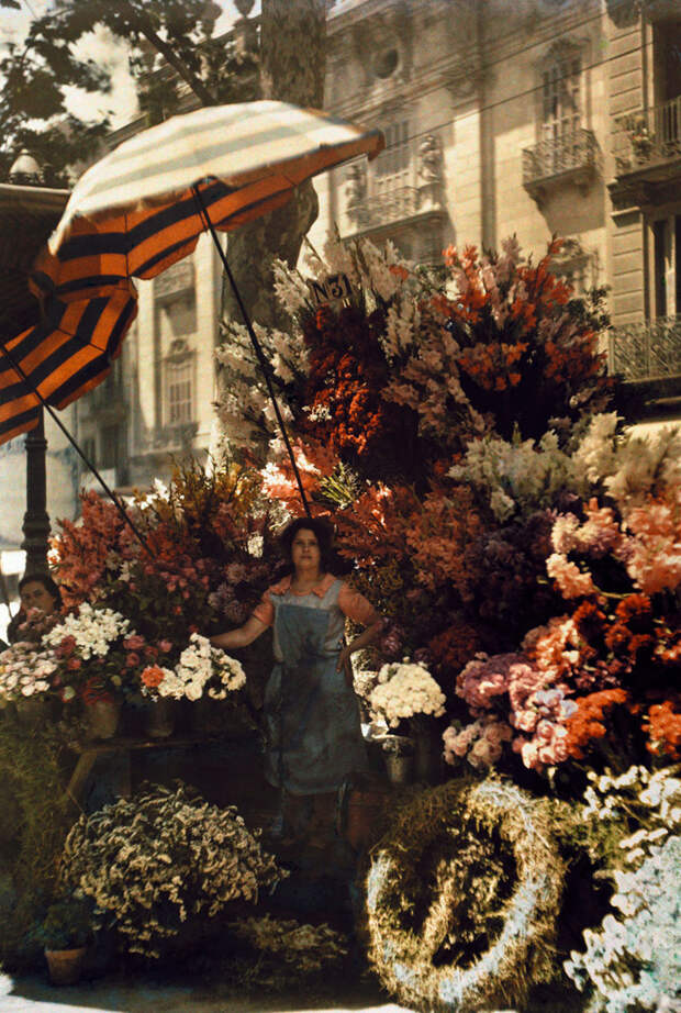 11. Продавщица цветов и ее ларек на улице Рамбла в Барселоне. Испания, март 1929 national geographic, история, природа, фотография