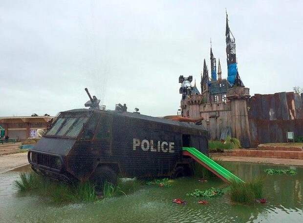 В Великобритании открылся мрачный «Диснейленд» - Dismaland (21 фото)