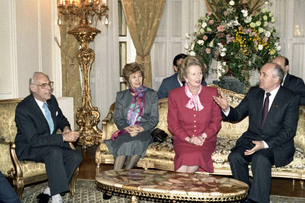 Генеральный секретарь ЦК КПСС М. С. Горбачёв с супругой Раисой Максимовной и премьер-министр Великобритании Маргарет Тэтчер. 1989 год