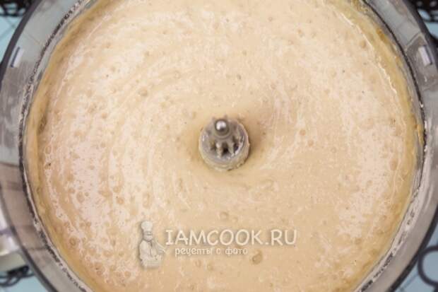 Взбить творог с сахаром, халвой и сметаной
