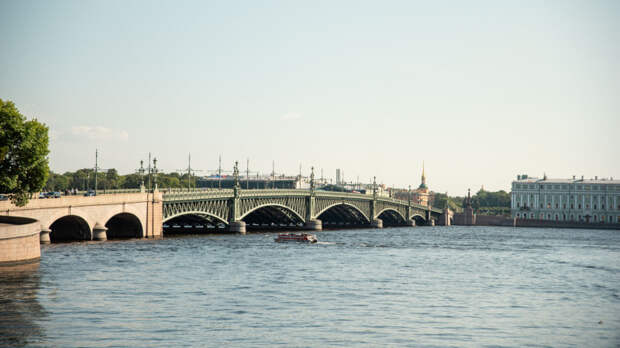 Радужные пятна на Неве объяснили нештатной ситуацией на Выборгской ТЭЦ-17
