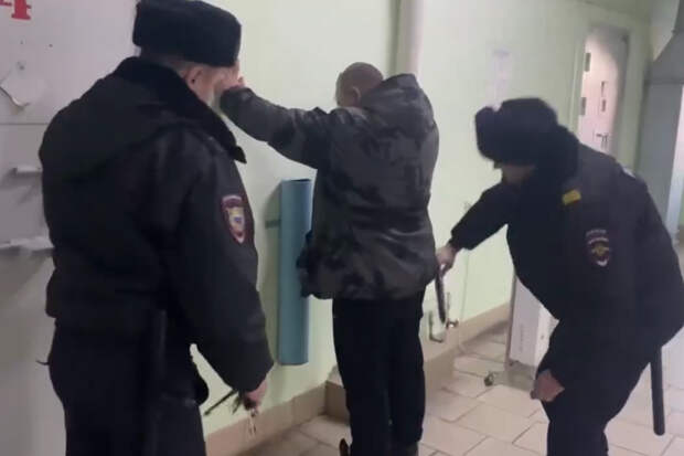 Пачки денег нашлись на дне цветочного горшка в российском регионе