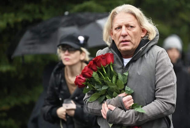 Вышел покурить и умер: внезапно скончался режиссер Александр Олейников