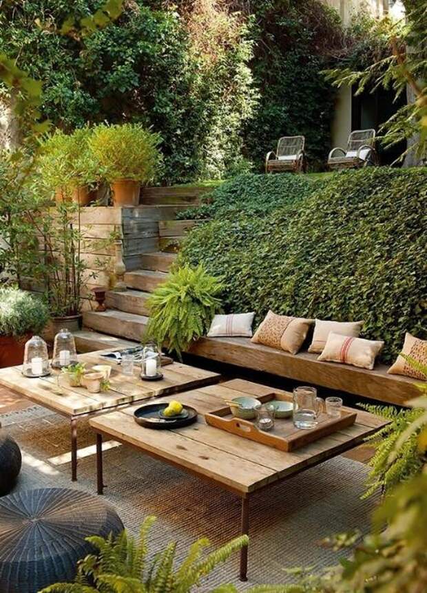 6 декоративных элементов для патио в Вашем саду: Идея № 5 — большой кофейный столик  Многие пренебрегают кофейными столиками, считая, что обычный заменит все. Но на самом